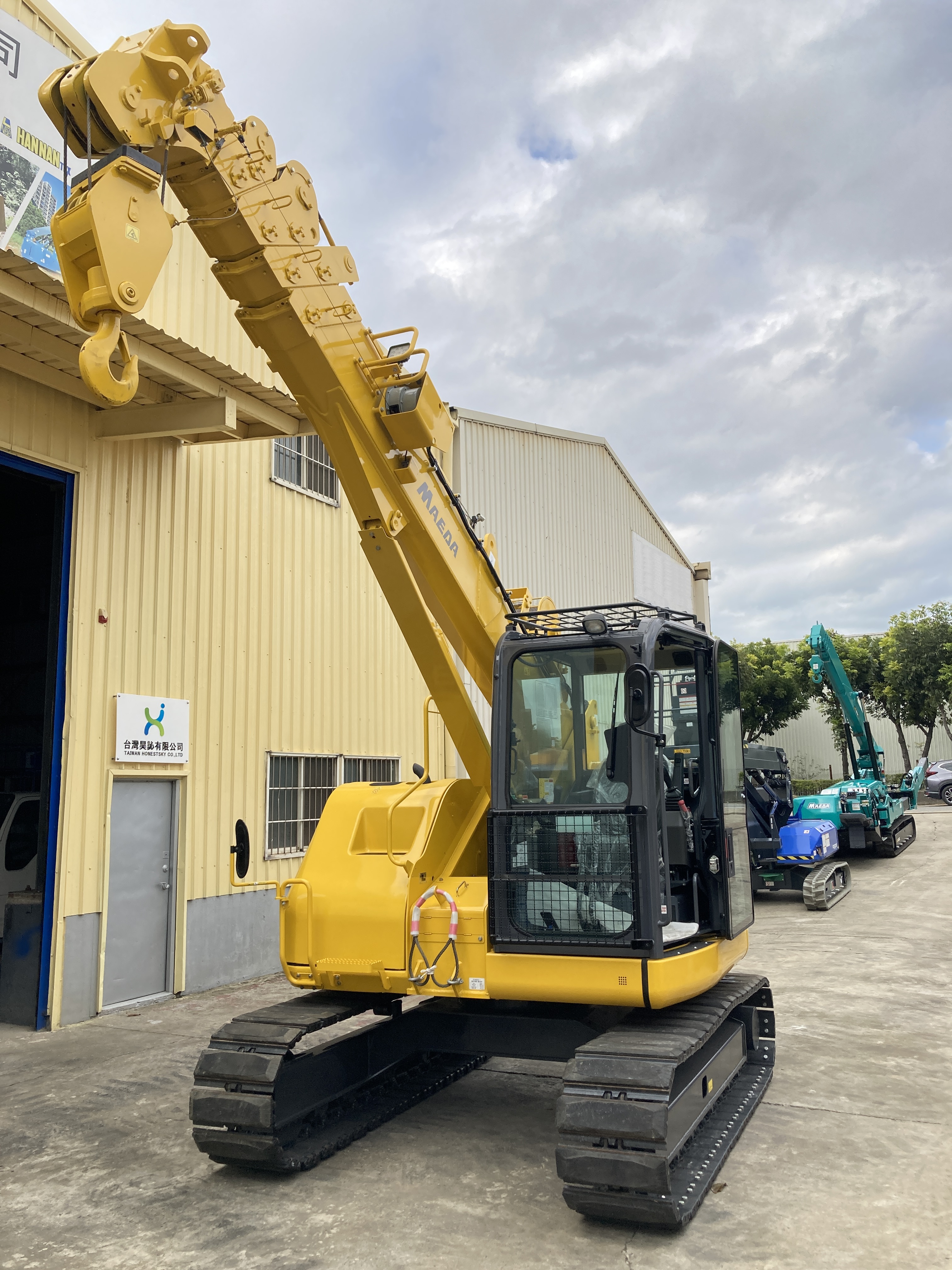 Read more about the article 🏗️ 【現貨免等｜資產首選】MAEDA CC985S3-1 履帶吊車，最值得投資的工地戰友！