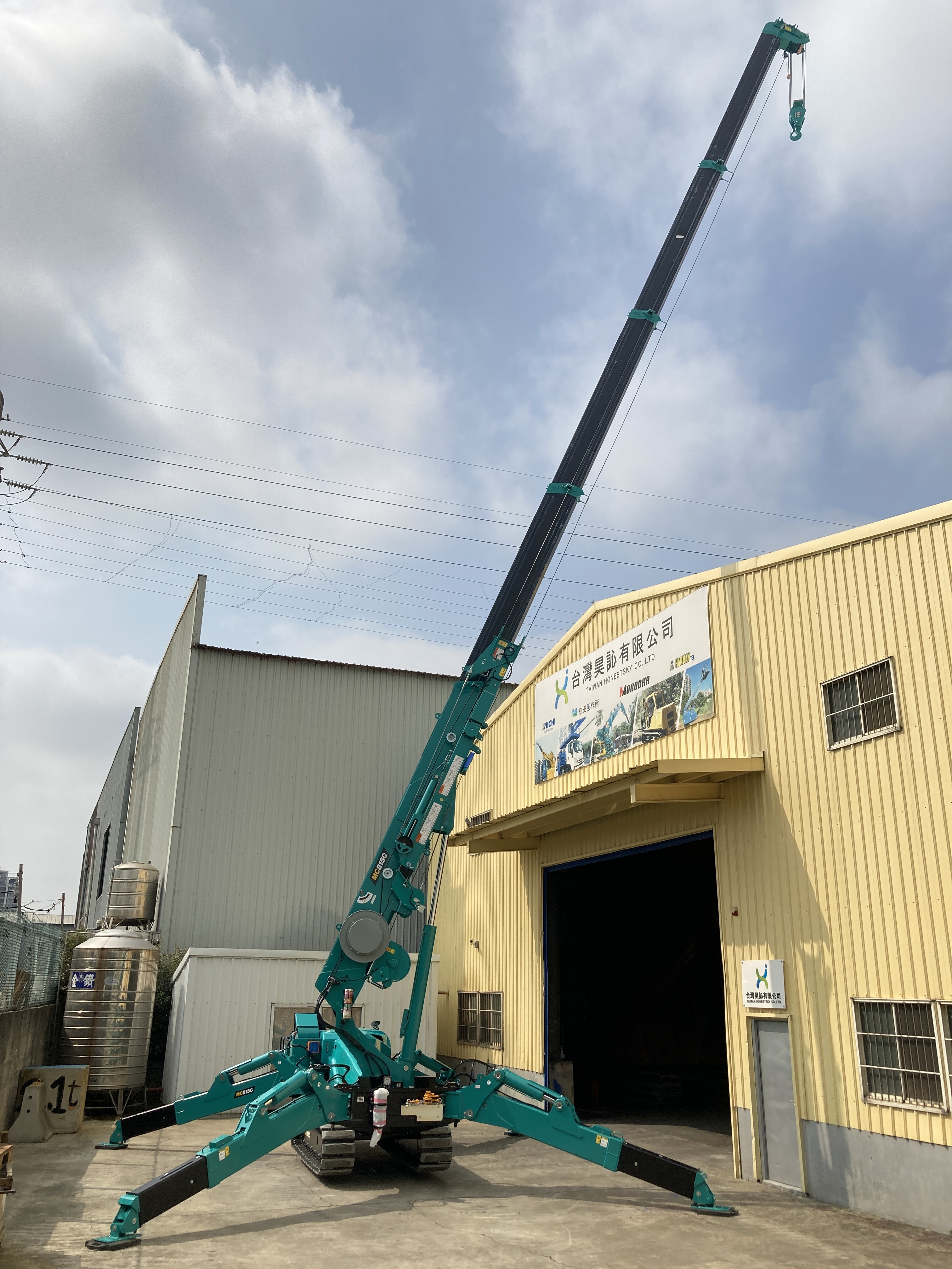 You are currently viewing 【旗艦到港】8噸級蜘蛛吊車王者：MAEDA MC815CWME，油電雙獨立系統全配版，撼動登場！